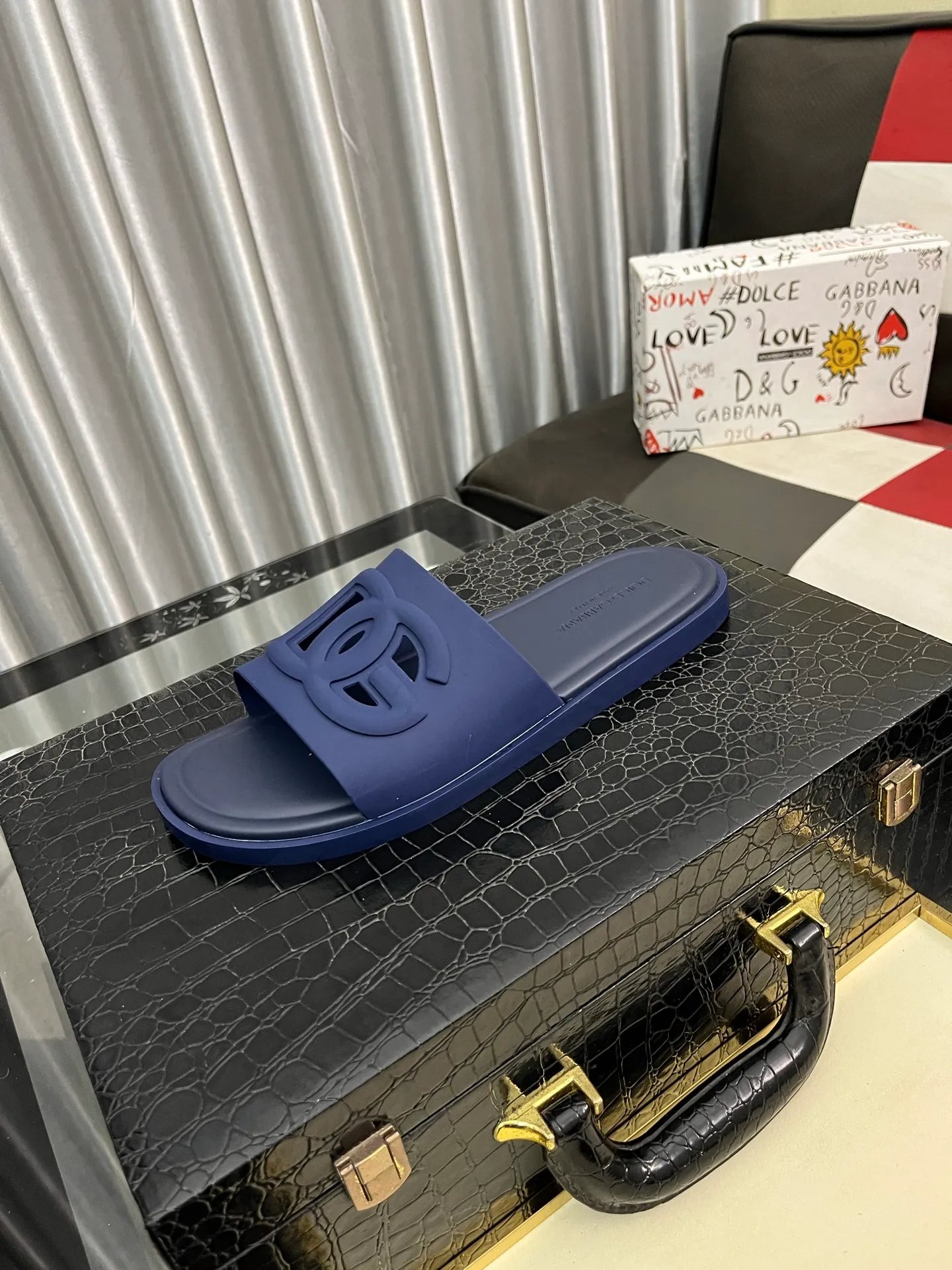 Men's Men's Shoes 💰300⌚️⌚️ (DG) The latest casual slippers are fashionable and versatile, and can add luster to various looks. Create an exquisite design with unique dynamic vitality and modern atmosphere, showing modern elegance. Size: 38-442️⃣Colors available